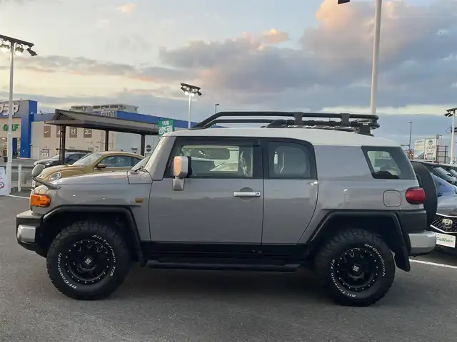 トヨタ ＦＪクルーザー カラーパッケージ 長崎県 2016(平28)年 6.2万km セメントグレーM/ホワイト クルーズコントロール/ルーフキャリア/社外メモリナビ/(フルセグ・DVD・CD・SD・BT)/バックカメラ/ETC/コーナーセンサー/横滑り防止/ライトレベライザー/整備記録簿/（H27/28/29/30/R2/R3/R5/R7有）/社外16インチアルミ