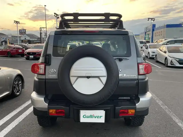 トヨタ ＦＪクルーザー カラーパッケージ 長崎県 2016(平28)年 6.2万km セメントグレーM/ホワイト クルーズコントロール/ルーフキャリア/社外メモリナビ/(フルセグ・DVD・CD・SD・BT)/バックカメラ/ETC/コーナーセンサー/横滑り防止/ライトレベライザー/整備記録簿/（H27/28/29/30/R2/R3/R5/R7有）/社外16インチアルミ