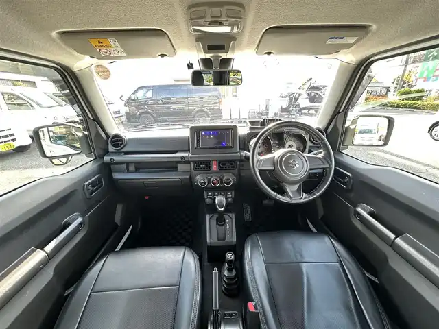 スズキ ジムニー XL 東京都 2021(令3)年 1.8万km スペリアホワイト Bluetooth接続可/バックカメラ/USB接続可/純正アルミホイール/社外フロアマット/シートヒーター/レーンキープアシスト/横滑り防止装置/盗難防止装置/衝突被害軽減システム/オートライト/背面タイヤ/ETC/ABS/W＋サイドエアバッグ/プッシュスタート/スマートキー/保証書、取扱説明書