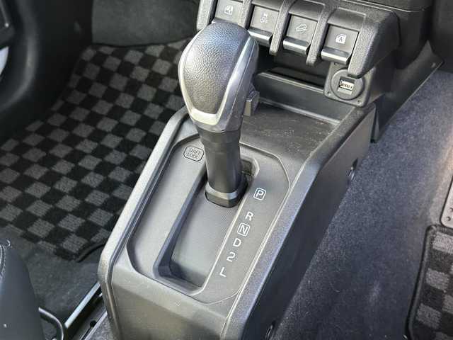 スズキ ジムニー XL 東京都 2021(令3)年 1.8万km スペリアホワイト Bluetooth接続可/バックカメラ/USB接続可/純正アルミホイール/社外フロアマット/シートヒーター/レーンキープアシスト/横滑り防止装置/盗難防止装置/衝突被害軽減システム/オートライト/背面タイヤ/ETC/ABS/W＋サイドエアバッグ/プッシュスタート/スマートキー/保証書、取扱説明書