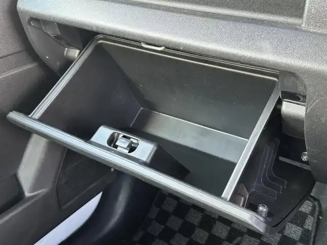 スズキ ジムニー XL 東京都 2021(令3)年 1.8万km スペリアホワイト Bluetooth接続可/バックカメラ/USB接続可/純正アルミホイール/社外フロアマット/シートヒーター/レーンキープアシスト/横滑り防止装置/盗難防止装置/衝突被害軽減システム/オートライト/背面タイヤ/ETC/ABS/W＋サイドエアバッグ/プッシュスタート/スマートキー/保証書、取扱説明書