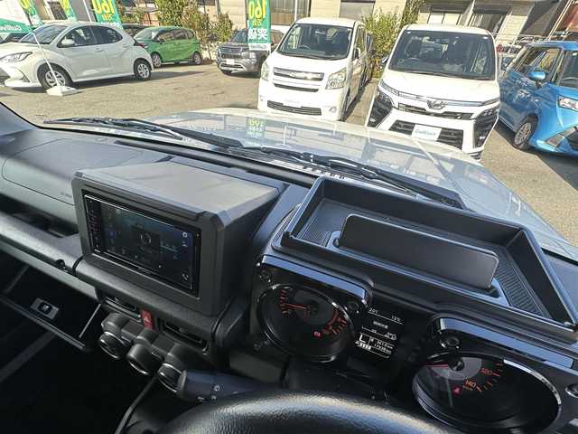 スズキ ジムニー XL 東京都 2021(令3)年 1.8万km スペリアホワイト Bluetooth接続可/バックカメラ/USB接続可/純正アルミホイール/社外フロアマット/シートヒーター/レーンキープアシスト/横滑り防止装置/盗難防止装置/衝突被害軽減システム/オートライト/背面タイヤ/ETC/ABS/W＋サイドエアバッグ/プッシュスタート/スマートキー/保証書、取扱説明書