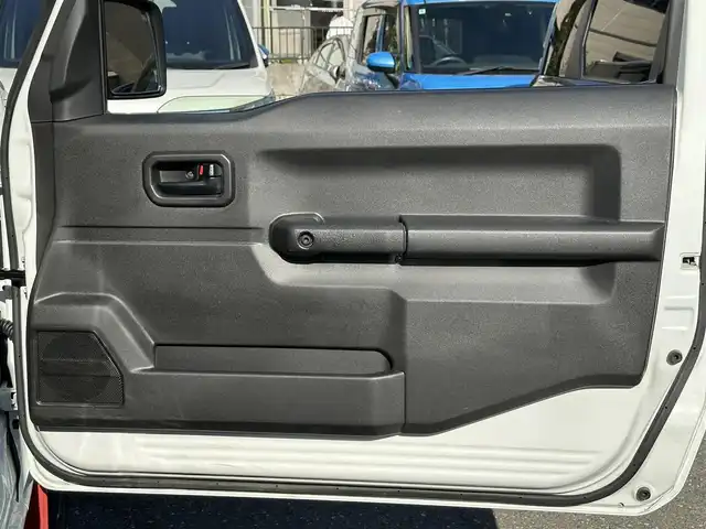 スズキ ジムニー XL 東京都 2021(令3)年 1.8万km スペリアホワイト Bluetooth接続可/バックカメラ/USB接続可/純正アルミホイール/社外フロアマット/シートヒーター/レーンキープアシスト/横滑り防止装置/盗難防止装置/衝突被害軽減システム/オートライト/背面タイヤ/ETC/ABS/W＋サイドエアバッグ/プッシュスタート/スマートキー/保証書、取扱説明書