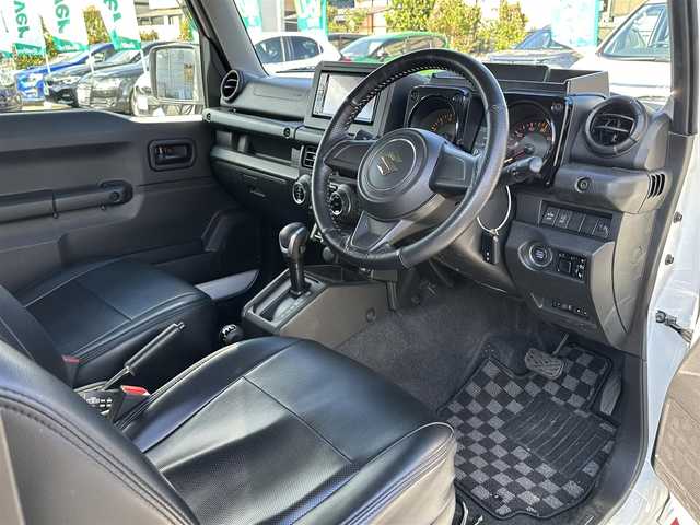 スズキ ジムニー XL 東京都 2021(令3)年 1.8万km スペリアホワイト Bluetooth接続可/バックカメラ/USB接続可/純正アルミホイール/社外フロアマット/シートヒーター/レーンキープアシスト/横滑り防止装置/盗難防止装置/衝突被害軽減システム/オートライト/背面タイヤ/ETC/ABS/W＋サイドエアバッグ/プッシュスタート/スマートキー/保証書、取扱説明書