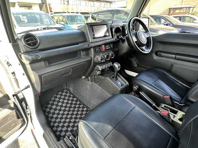 スズキ ジムニー XL 東京都 2021(令3)年 1.8万km スペリアホワイト Bluetooth接続可/バックカメラ/USB接続可/純正アルミホイール/社外フロアマット/シートヒーター/レーンキープアシスト/横滑り防止装置/盗難防止装置/衝突被害軽減システム/オートライト/背面タイヤ/ETC/ABS/W＋サイドエアバッグ/プッシュスタート/スマートキー/保証書、取扱説明書