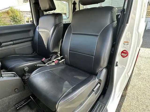 スズキ ジムニー XL 東京都 2021(令3)年 1.8万km スペリアホワイト Bluetooth接続可/バックカメラ/USB接続可/純正アルミホイール/社外フロアマット/シートヒーター/レーンキープアシスト/横滑り防止装置/盗難防止装置/衝突被害軽減システム/オートライト/背面タイヤ/ETC/ABS/W＋サイドエアバッグ/プッシュスタート/スマートキー/保証書、取扱説明書