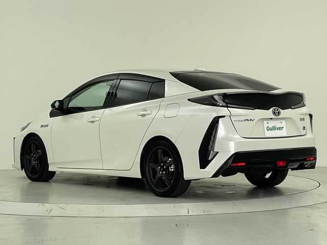 トヨタ プリウス ＰＨＶ S GRスポーツ 大阪府 2018(平30)年 6.9万km ホワイトパールクリスタルシャイン 禁煙車/トヨタセーフティーセンス/　・プリクラッシュセーフティ/　・レーンディパーチャーアラート/　・アダプティブハイビームアシスト/　・レーダークルーズコントロール/純正ナビ/　（Bluetooth/CD/DVD）/フルセグTV/バックカメラ/ハーフレザーシート/LEDヘッドライト/オートライト/フォグランプ/社外18インチアルミホイール/コーナーセンサー/スマートキー/ビルトインETC
