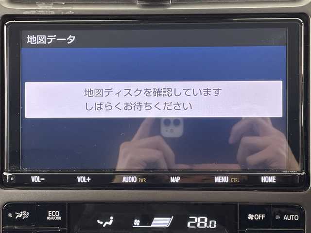 トヨタ プリウス ＰＨＶ S GRスポーツ 大阪府 2018(平30)年 6.9万km ホワイトパールクリスタルシャイン 禁煙車/トヨタセーフティーセンス/　・プリクラッシュセーフティ/　・レーンディパーチャーアラート/　・アダプティブハイビームアシスト/　・レーダークルーズコントロール/純正ナビ/　（Bluetooth/CD/DVD）/フルセグTV/バックカメラ/ハーフレザーシート/LEDヘッドライト/オートライト/フォグランプ/社外18インチアルミホイール/コーナーセンサー/スマートキー/ビルトインETC
