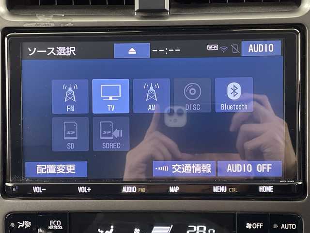 トヨタ プリウス ＰＨＶ S GRスポーツ 大阪府 2018(平30)年 6.9万km ホワイトパールクリスタルシャイン 禁煙車/トヨタセーフティーセンス/　・プリクラッシュセーフティ/　・レーンディパーチャーアラート/　・アダプティブハイビームアシスト/　・レーダークルーズコントロール/純正ナビ/　（Bluetooth/CD/DVD）/フルセグTV/バックカメラ/ハーフレザーシート/LEDヘッドライト/オートライト/フォグランプ/社外18インチアルミホイール/コーナーセンサー/スマートキー/ビルトインETC