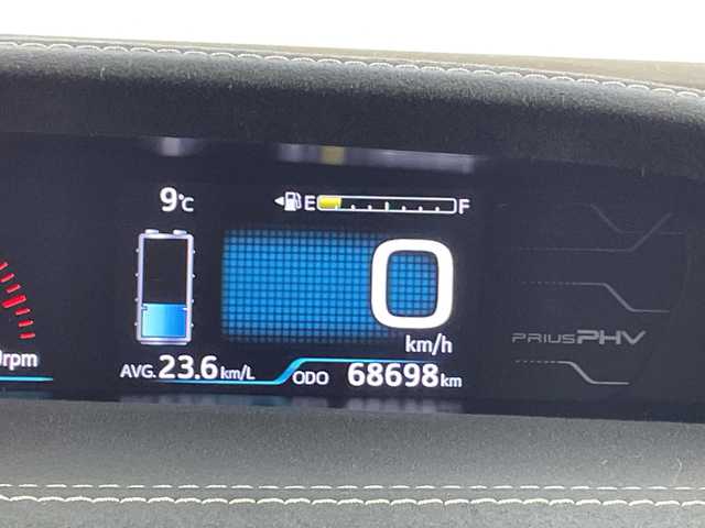 トヨタ プリウス ＰＨＶ S GRスポーツ 大阪府 2018(平30)年 6.9万km ホワイトパールクリスタルシャイン 禁煙車/トヨタセーフティーセンス/　・プリクラッシュセーフティ/　・レーンディパーチャーアラート/　・アダプティブハイビームアシスト/　・レーダークルーズコントロール/純正ナビ/　（Bluetooth/CD/DVD）/フルセグTV/バックカメラ/ハーフレザーシート/LEDヘッドライト/オートライト/フォグランプ/社外18インチアルミホイール/コーナーセンサー/スマートキー/ビルトインETC