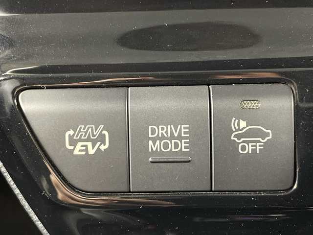 トヨタ プリウス ＰＨＶ S GRスポーツ 大阪府 2018(平30)年 6.9万km ホワイトパールクリスタルシャイン 禁煙車/トヨタセーフティーセンス/　・プリクラッシュセーフティ/　・レーンディパーチャーアラート/　・アダプティブハイビームアシスト/　・レーダークルーズコントロール/純正ナビ/　（Bluetooth/CD/DVD）/フルセグTV/バックカメラ/ハーフレザーシート/LEDヘッドライト/オートライト/フォグランプ/社外18インチアルミホイール/コーナーセンサー/スマートキー/ビルトインETC