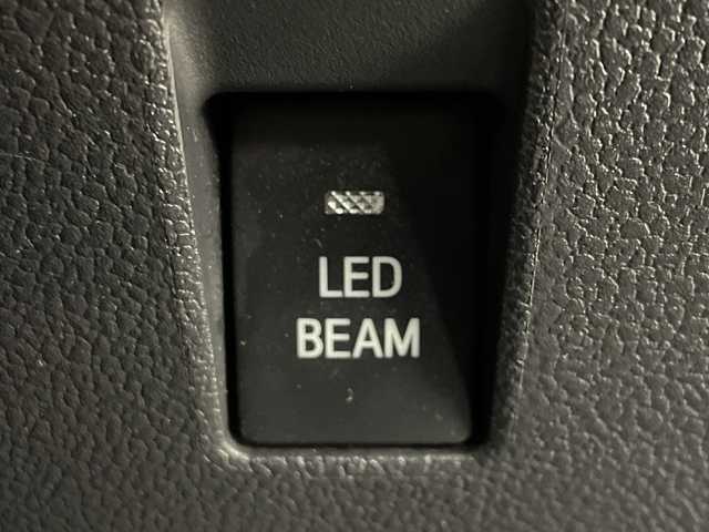 トヨタ プリウス ＰＨＶ S GRスポーツ 大阪府 2018(平30)年 6.9万km ホワイトパールクリスタルシャイン 禁煙車/トヨタセーフティーセンス/　・プリクラッシュセーフティ/　・レーンディパーチャーアラート/　・アダプティブハイビームアシスト/　・レーダークルーズコントロール/純正ナビ/　（Bluetooth/CD/DVD）/フルセグTV/バックカメラ/ハーフレザーシート/LEDヘッドライト/オートライト/フォグランプ/社外18インチアルミホイール/コーナーセンサー/スマートキー/ビルトインETC