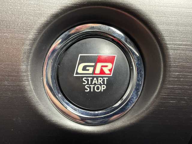 トヨタ プリウス ＰＨＶ S GRスポーツ 大阪府 2018(平30)年 6.9万km ホワイトパールクリスタルシャイン 禁煙車/トヨタセーフティーセンス/　・プリクラッシュセーフティ/　・レーンディパーチャーアラート/　・アダプティブハイビームアシスト/　・レーダークルーズコントロール/純正ナビ/　（Bluetooth/CD/DVD）/フルセグTV/バックカメラ/ハーフレザーシート/LEDヘッドライト/オートライト/フォグランプ/社外18インチアルミホイール/コーナーセンサー/スマートキー/ビルトインETC