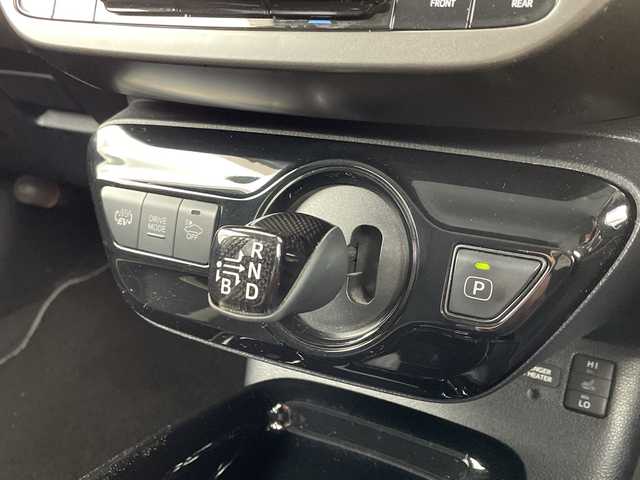 トヨタ プリウス ＰＨＶ S GRスポーツ 大阪府 2018(平30)年 6.9万km ホワイトパールクリスタルシャイン 禁煙車/トヨタセーフティーセンス/　・プリクラッシュセーフティ/　・レーンディパーチャーアラート/　・アダプティブハイビームアシスト/　・レーダークルーズコントロール/純正ナビ/　（Bluetooth/CD/DVD）/フルセグTV/バックカメラ/ハーフレザーシート/LEDヘッドライト/オートライト/フォグランプ/社外18インチアルミホイール/コーナーセンサー/スマートキー/ビルトインETC