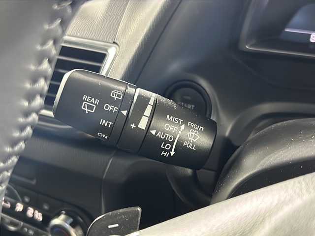 マツダ アクセラ スポーツ 15S プロアクティブ 沖縄県 2017(平29)年 8.2万km スノーフレイクホワイトパールマイカ 禁煙車/純正ナビ/衝突軽減ブレーキ/ドライブレコーダー/ＥＴＣ/ヘッドアップディスプレイ/パドルシフト/ブラインドスポットモニター/レーンキープアシスト/バックカメラ/純正16インチアルミホイール/革巻きステアリング/ＬＥＤヘッドライト/スマートキー/プッシュスタート/純正フロアマット/取扱説明書