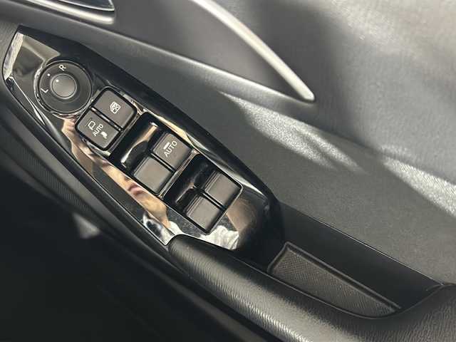 マツダ アクセラ スポーツ 15S プロアクティブ 沖縄県 2017(平29)年 8.2万km スノーフレイクホワイトパールマイカ 禁煙車/純正ナビ/衝突軽減ブレーキ/ドライブレコーダー/ＥＴＣ/ヘッドアップディスプレイ/パドルシフト/ブラインドスポットモニター/レーンキープアシスト/バックカメラ/純正16インチアルミホイール/革巻きステアリング/ＬＥＤヘッドライト/スマートキー/プッシュスタート/純正フロアマット/取扱説明書