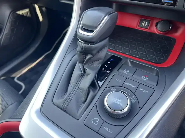 トヨタ ＲＡＶ４ アドベンチャー オフロードPKGⅡ 岩手県 2023(令5)年 2万km アティチュードブラックマイカ 4WD/トヨタセーフティセンス/　・プリクラッシュセーフティ/　・レーンディパーチャーアラート/　・オートマチックハイビーム/　・レーダークルーズコントロール/純正メモリナビ/　　Bt/USB/Miracast/フルセグTV/バックカメラ/LEDオートライト/フォグランプ/合皮レザーシート/パワーシート/シートヒーター/純正18インチアルミホイール/ブラインドスポットモニター/クリアランスソナー/ステアリングヒーター/ルーフレール/スマートキー/ビルトインETC2.0