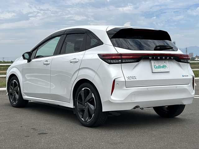 日産 オーラ G レザーエディション 佐賀県 2022(令4)年 2.1万km ピュアホワイトパール 純正メモリナビゲーション/・フルセグTV/Bluetooth/アラウンドビューモニター/BOSEプレミアムサウンド/デジタルインナーミラー/ステアリングヒーター/シートヒーター/ブラインドスポットモニター/USBポート/置くだけ充電/ビルトインETC2.0/純正LEDヘッドライト/純正17インチアルミホイール/純正フロアマット/新車保証書/プロパイロット/・エマージェンシーブレーキ/・車線逸脱警報/・車線逸脱防止支援