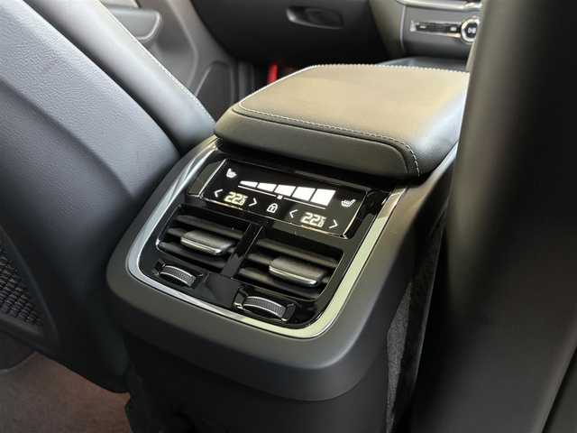 ボルボ ボルボ ＸＣ６０ B6 AWD Rデザイン 愛知県 2022(令4)年 5.1万km クリスタルホワイトP Ｂ＆Ｗサウンド　/パノラミックＳ／Ｒ　/ハーフレザー　/シートヒーター　/ＡｐｐｌｅＣａｒＰｌａｙ/ＡｎｄｒｏｉｄＡｕｔｏ　/３６０度カメラ　/Ｂｌｕｅｔｏｏｔｈ　/ブラックＡＷ　/ACC/LKA/LDW/BSM/パワーシート　/ＥＴＣ　/ドライブレコーダー