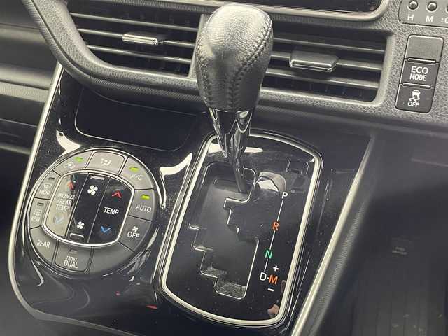 トヨタ ヴォクシー ZS 煌Ⅱ 滋賀県 2019(平31)年 7万km ホワイトパールクリスタルシャイン 禁煙車/純正9型ナビ/（BT/CD/DVD/SD/フルセグ）/純正12型フリップダウンモニター/両側電動スライドドア/ビルトインETC2.0/バックカメラ/衝突被害軽減ブレーキ/クルーズコントロール/レーンキープアシスト/オートハイビーム/ステアリングスイッチ/プッシュスタート/スマートキー/充電用USBポートx2/アイドリングストップ/LEDヘッドライト/合皮シートカバー