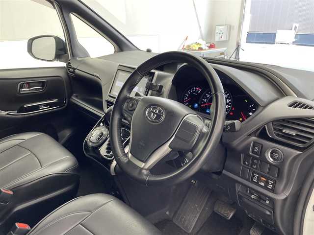 トヨタ ヴォクシー ZS 煌Ⅱ 滋賀県 2019(平31)年 7万km ホワイトパールクリスタルシャイン 禁煙車/純正9型ナビ/（BT/CD/DVD/SD/フルセグ）/純正12型フリップダウンモニター/両側電動スライドドア/ビルトインETC2.0/バックカメラ/衝突被害軽減ブレーキ/クルーズコントロール/レーンキープアシスト/オートハイビーム/ステアリングスイッチ/プッシュスタート/スマートキー/充電用USBポートx2/アイドリングストップ/LEDヘッドライト/合皮シートカバー