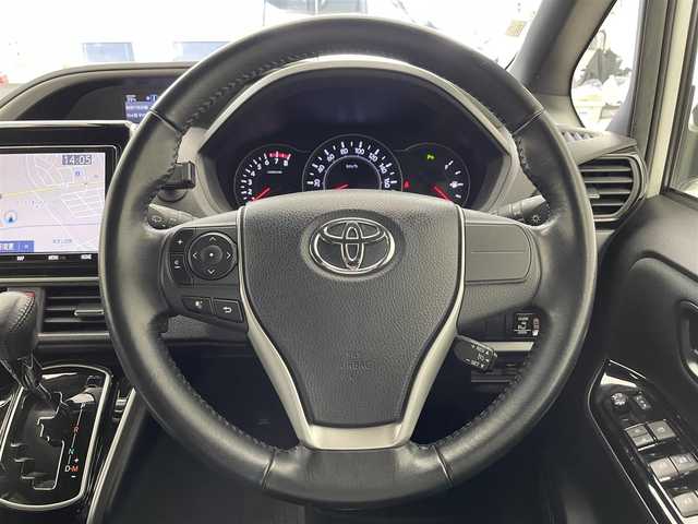 トヨタ ヴォクシー ZS 煌Ⅱ 滋賀県 2019(平31)年 7万km ホワイトパールクリスタルシャイン 禁煙車/純正9型ナビ/（BT/CD/DVD/SD/フルセグ）/純正12型フリップダウンモニター/両側電動スライドドア/ビルトインETC2.0/バックカメラ/衝突被害軽減ブレーキ/クルーズコントロール/レーンキープアシスト/オートハイビーム/ステアリングスイッチ/プッシュスタート/スマートキー/充電用USBポートx2/アイドリングストップ/LEDヘッドライト/合皮シートカバー