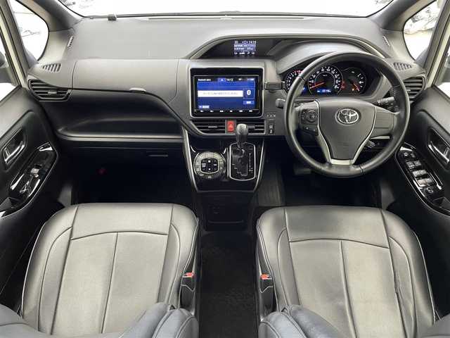 トヨタ ヴォクシー ZS 煌Ⅱ 滋賀県 2019(平31)年 7万km ホワイトパールクリスタルシャイン 禁煙車/純正9型ナビ/（BT/CD/DVD/SD/フルセグ）/純正12型フリップダウンモニター/両側電動スライドドア/ビルトインETC2.0/バックカメラ/衝突被害軽減ブレーキ/クルーズコントロール/レーンキープアシスト/オートハイビーム/ステアリングスイッチ/プッシュスタート/スマートキー/充電用USBポートx2/アイドリングストップ/LEDヘッドライト/合皮シートカバー