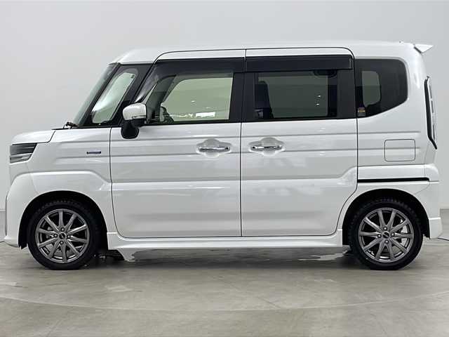 スズキ スペーシア カスタム HYBRID XS 道央・札幌 2024(令6)年 0.6万km ピュアホワイトP ・4WD/・社外ナビ&CD&DVD&SD&BT&TV/・両側パワースライドドア/・スズキセーフティサポート/・衝突軽減ブレーキ/・車線逸脱抑制機能/・標識認識機能/・アダプティブクルーズコントロール/・パーキングセンサー/・オートマチックハイビーム/・ヘッドアップディスプレイ/・ハーフレザーシート/・前席シートヒーター/・ステアリングヒーター/・ドアミラーヒーター/・LEDヘッドライト/・LEDフォグランプ/・オートライト/・純正フロアマット/・スマートキー/・スペアキー/・社外15インチAW