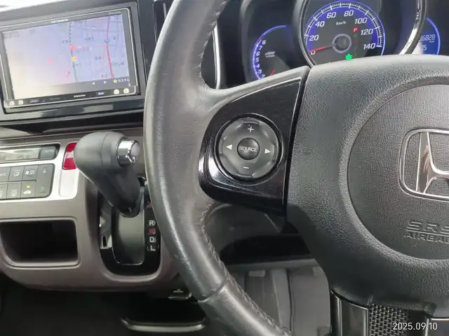 ホンダ Ｎ ＯＮＥ プレミアム Lパッケージ 愛知県 2013(平25)年 8.7万km プレミアムブルームーンパール ・7型SDナビ(AVIC-MRZ2009）/　AM　FM　CD　DVD　フルセグTV/・カーテンエアバック/・ウィンカーミラー/・電動格納ミラー/・ステアスイッチ/・純正フロアマット/・１５インチアルミ/・革巻きステア/・フォグライト/・バックカメラ/・LEDライト/・オートライト