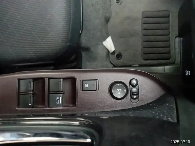 ホンダ Ｎ ＯＮＥ プレミアム Lパッケージ 愛知県 2013(平25)年 8.7万km プレミアムブルームーンパール ・7型SDナビ(AVIC-MRZ2009）/　AM　FM　CD　DVD　フルセグTV/・カーテンエアバック/・ウィンカーミラー/・電動格納ミラー/・ステアスイッチ/・純正フロアマット/・１５インチアルミ/・革巻きステア/・フォグライト/・バックカメラ/・LEDライト/・オートライト