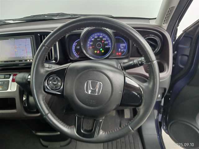 ホンダ Ｎ ＯＮＥ プレミアム Lパッケージ 愛知県 2013(平25)年 8.7万km プレミアムブルームーンパール 【(株)IDOMが運営する【じしゃロン名古屋鳴海店】の自社ローン対象車両になります。こちらは現金ご利用時の価格です。自社ローンご希望の方は別途その旨お申付け下さい。】/7型SDナビ(AVIC-MRZ2009）/　AM　FM　CD　DVD　フルセグTV/カーテンエアバック/ウィンカーミラー/電動格納ミラー/ステアスイッチ/純正フロアマット/１５インチアルミ/革巻きステア/フォグライト/バックカメラ/LEDライト/オートライト