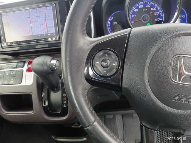 ホンダ Ｎ ＯＮＥ プレミアム Lパッケージ 愛知県 2013(平25)年 8.7万km プレミアムブルームーンパール 【(株)IDOMが運営する【じしゃロン名古屋鳴海店】の自社ローン対象車両になります。こちらは現金ご利用時の価格です。自社ローンご希望の方は別途その旨お申付け下さい。】/7型SDナビ(AVIC-MRZ2009）/　AM　FM　CD　DVD　フルセグTV/カーテンエアバック/ウィンカーミラー/電動格納ミラー/ステアスイッチ/純正フロアマット/１５インチアルミ/革巻きステア/フォグライト/バックカメラ/LEDライト/オートライト