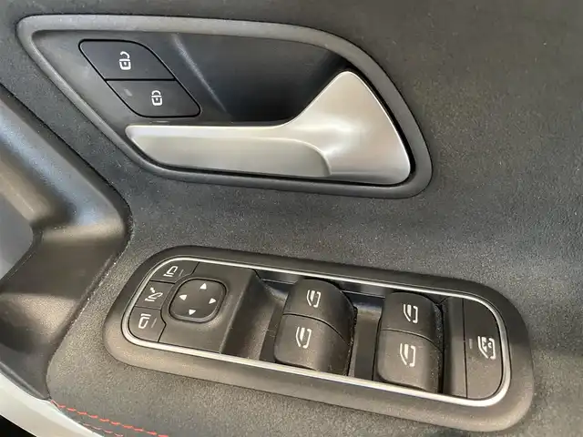 メルセデス・ベンツ Ａ２００ｄ AMGライン 愛知県 2020(令2)年 4.9万km ポーラホワイト レーダーセーフティーＰＫＧ　/ナビゲーションＰＫＧ　/ＭＢＵＸ　/Ｂｌｕｅｔｏｏｔｈ　/バックカメラ　/フルセグＴＶ　/ＡＣＣ　/ＬＫＡ　/ＬＤＷ　/ＢＳＭ　/パワーシート　/ハーフレザー　/シートヒーター　/ドライブレコーダー/ETC２．０/プッシュスタート/ウィンカーミラー/アイドリングストップ