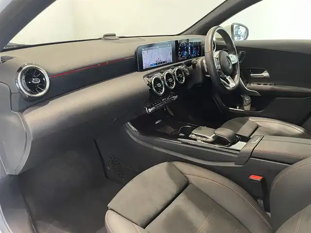 メルセデス・ベンツ Ａ２００ｄ AMGライン 愛知県 2020(令2)年 4.9万km ポーラホワイト レーダーセーフティーＰＫＧ　/ナビゲーションＰＫＧ　/ＭＢＵＸ　/Ｂｌｕｅｔｏｏｔｈ　/バックカメラ　/フルセグＴＶ　/ＡＣＣ　/ＬＫＡ　/ＬＤＷ　/ＢＳＭ　/パワーシート　/ハーフレザー　/シートヒーター　/ドライブレコーダー/ETC２．０/プッシュスタート/ウィンカーミラー/アイドリングストップ