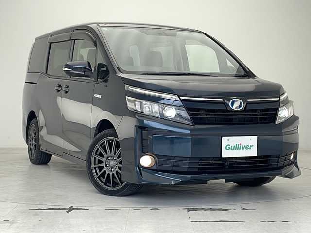 トヨタ ヴォクシー ハイブリッド V 沖縄県 2014(平26)年 10.9万km ブラッキッシュアゲハガラスフレーク 純正9インチナビ(ＮＳＺＴ－Ｙ６２Ｇ)　/(フルセグＴＶ　Ｂｌｕｅｔｏｏｔｈ　ＣＤ　ＤＶＤ　ＡＭ　ＦＭ)　/バックカメラ　/ビルトインＥＴＣ　/フリップダウンモニター　/両側パワースライドドア　/クルーズコントロール/シートヒーター/スマートキー/プッシュスタート　/ＬＥＤヘッドライト　/オートライト/禁煙車/社外アルミホイール/純正フロアマット/保証書/取扱説明書