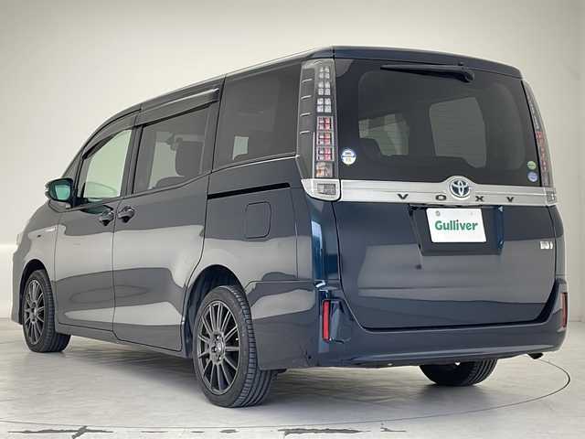 トヨタ ヴォクシー ハイブリッド V 沖縄県 2014(平26)年 10.9万km ブラッキッシュアゲハガラスフレーク 純正9インチナビ(ＮＳＺＴ－Ｙ６２Ｇ)　/(フルセグＴＶ　Ｂｌｕｅｔｏｏｔｈ　ＣＤ　ＤＶＤ　ＡＭ　ＦＭ)　/バックカメラ　/ビルトインＥＴＣ　/フリップダウンモニター　/両側パワースライドドア　/クルーズコントロール/シートヒーター/スマートキー/プッシュスタート　/ＬＥＤヘッドライト　/オートライト/禁煙車/社外アルミホイール/純正フロアマット/保証書/取扱説明書