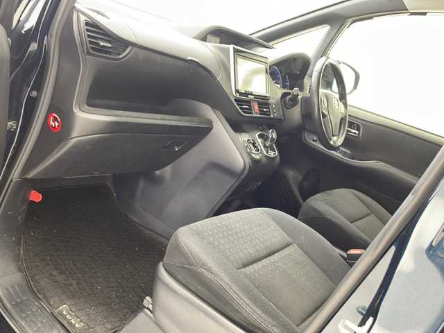 トヨタ ヴォクシー ハイブリッド V 沖縄県 2014(平26)年 10.9万km ブラッキッシュアゲハガラスフレーク 純正9インチナビ(ＮＳＺＴ－Ｙ６２Ｇ)　/(フルセグＴＶ　Ｂｌｕｅｔｏｏｔｈ　ＣＤ　ＤＶＤ　ＡＭ　ＦＭ)　/バックカメラ　/ビルトインＥＴＣ　/フリップダウンモニター　/両側パワースライドドア　/クルーズコントロール/シートヒーター/スマートキー/プッシュスタート　/ＬＥＤヘッドライト　/オートライト/禁煙車/社外アルミホイール/純正フロアマット/保証書/取扱説明書