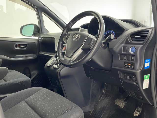 トヨタ ヴォクシー ハイブリッド V 沖縄県 2014(平26)年 10.9万km ブラッキッシュアゲハガラスフレーク 純正9インチナビ(ＮＳＺＴ－Ｙ６２Ｇ)　/(フルセグＴＶ　Ｂｌｕｅｔｏｏｔｈ　ＣＤ　ＤＶＤ　ＡＭ　ＦＭ)　/バックカメラ　/ビルトインＥＴＣ　/フリップダウンモニター　/両側パワースライドドア　/クルーズコントロール/シートヒーター/スマートキー/プッシュスタート　/ＬＥＤヘッドライト　/オートライト/禁煙車/社外アルミホイール/純正フロアマット/保証書/取扱説明書