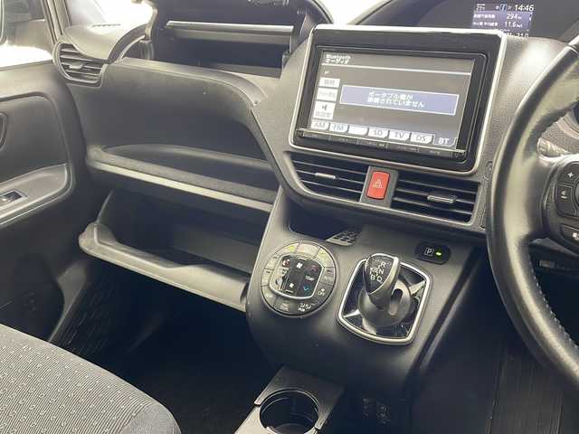 トヨタ ヴォクシー ハイブリッド V 沖縄県 2014(平26)年 10.9万km ブラッキッシュアゲハガラスフレーク 純正9インチナビ(ＮＳＺＴ－Ｙ６２Ｇ)　/(フルセグＴＶ　Ｂｌｕｅｔｏｏｔｈ　ＣＤ　ＤＶＤ　ＡＭ　ＦＭ)　/バックカメラ　/ビルトインＥＴＣ　/フリップダウンモニター　/両側パワースライドドア　/クルーズコントロール/シートヒーター/スマートキー/プッシュスタート　/ＬＥＤヘッドライト　/オートライト/禁煙車/社外アルミホイール/純正フロアマット/保証書/取扱説明書