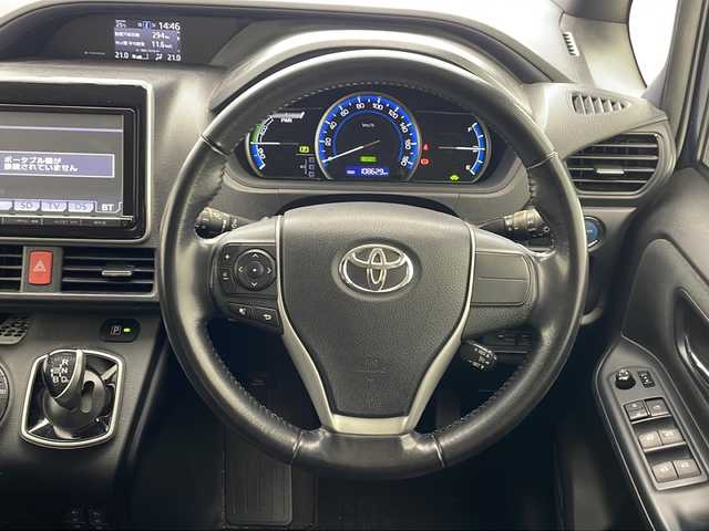 トヨタ ヴォクシー ハイブリッド V 沖縄県 2014(平26)年 10.9万km ブラッキッシュアゲハガラスフレーク 純正9インチナビ(ＮＳＺＴ－Ｙ６２Ｇ)　/(フルセグＴＶ　Ｂｌｕｅｔｏｏｔｈ　ＣＤ　ＤＶＤ　ＡＭ　ＦＭ)　/バックカメラ　/ビルトインＥＴＣ　/フリップダウンモニター　/両側パワースライドドア　/クルーズコントロール/シートヒーター/スマートキー/プッシュスタート　/ＬＥＤヘッドライト　/オートライト/禁煙車/社外アルミホイール/純正フロアマット/保証書/取扱説明書