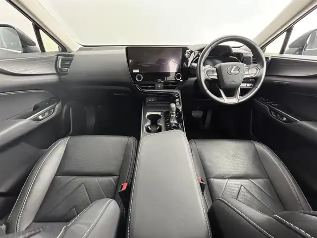 レクサス ＮＸ 350h バージョンL 道央・札幌 2023(令5)年 2.4万km グラファイトブラックガラスフレーク ・４WD/・サンルーフ/・プリクラッシュセーフティ/・レーンディパーチャーアラート/・フロントクロストラフィックアラート/・リアクロストラフィックアラート/・プロアクティブドライビングアシスト/・ロードサインアシスト/・ブラインドスポットモニター/・メーカーナビ/・全方位カメラ/・フルセグTV/・Bluetooth/・パワーバックドア/・レザーシート/・シートヒーター/・シートクーラー/・メモリシート/・ビルトインETC/・パドルシフト/・LEDヘッドライト