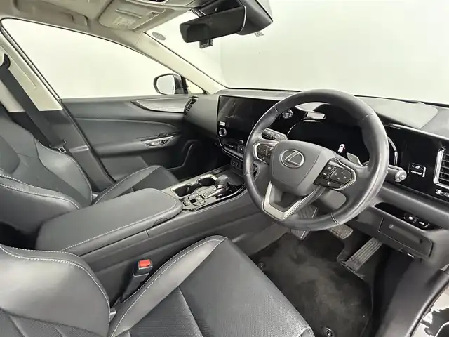 レクサス ＮＸ 350h バージョンL 道央・札幌 2023(令5)年 2.4万km グラファイトブラックガラスフレーク ・４WD/・サンルーフ/・プリクラッシュセーフティ/・レーンディパーチャーアラート/・フロントクロストラフィックアラート/・リアクロストラフィックアラート/・プロアクティブドライビングアシスト/・ロードサインアシスト/・ブラインドスポットモニター/・メーカーナビ/・全方位カメラ/・フルセグTV/・Bluetooth/・パワーバックドア/・レザーシート/・シートヒーター/・シートクーラー/・メモリシート/・ビルトインETC/・パドルシフト/・LEDヘッドライト