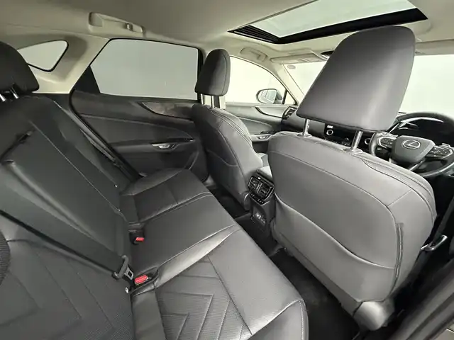 レクサス ＮＸ 350h バージョンL 道央・札幌 2023(令5)年 2.4万km グラファイトブラックガラスフレーク ・４WD/・サンルーフ/・プリクラッシュセーフティ/・レーンディパーチャーアラート/・フロントクロストラフィックアラート/・リアクロストラフィックアラート/・プロアクティブドライビングアシスト/・ロードサインアシスト/・ブラインドスポットモニター/・メーカーナビ/・全方位カメラ/・フルセグTV/・Bluetooth/・パワーバックドア/・レザーシート/・シートヒーター/・シートクーラー/・メモリシート/・ビルトインETC/・パドルシフト/・LEDヘッドライト
