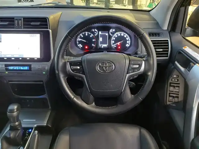トヨタ ランドクルーザー プラド TX Lパッケージ 東京都 2020(令2)年 2.7万km ブラック ワンオーナー /トヨタセーフティセンス/・プリクラッシュセーフティ/・歩行者検知/・先行車発進告知機能/・車線維持支援/・渋滞追従機能/・自動ハイビーム/4WD /ルーフレール/純正ナビ /・FM/AM/CD/DVD/・フルセグTV/Bluetooth/バックカメラ /レザーシート /D/Nパワーシート /シートヒーター/ベンチレーション/MTモード付AT /コーナーセンサー /純正17インチアルミホイール /純正フロアマット/エンジンスタートボタン /スマートキー/スペアキー有/保証書/取扱説明書
