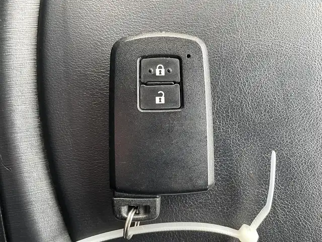 トヨタ プリウス α G 静岡県 2018(平30)年 8.2万km シルバーM ワンオーナー　/純正ナビ　/・フルセグＴＶ　/・Ｂｌｕｅｔｏｏｔｈ接続　/・ＤＶＤ再生　/追従クルコン　/プッシュスタート　/スマートキー　/スペアキー　/ステアリングスイッチ/ハーフレザー　/Ｄ席パワーシート　/ＬＥＤオートライト　/オートハイビーム/取扱説明書/保証書