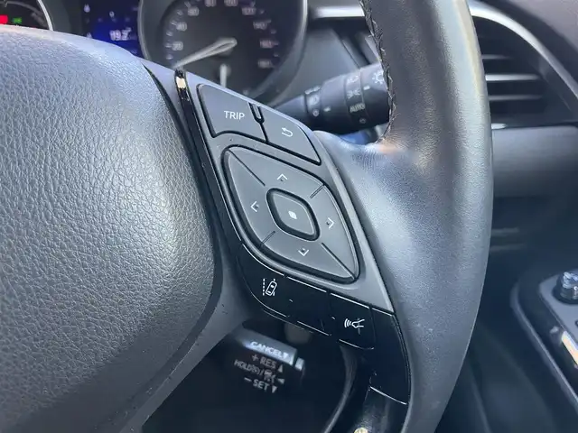 トヨタ Ｃ－ＨＲ G 東京都 2017(平29)年 3.1万km センシュアルレッドマイカ ワンオーナー/純正メモリナビ(NSZT-Y66T)/　(フルセグTV/Bluetooth/SD)/バックカメラ/ビルトインETC2.0/ハーフレザーシート/前席シートヒーター/TOYOTA Safety Sense P/・レーダークルーズ コントロール/・プリクラッシュセーフティ/・レーンディパーチャーアラート/・先行車発進告知機能/・オートマチックハイビーム/ブラインドスポットモニター/横滑り防止機能/スマートキー/純正18インチアルミホイール/純正LEDヘッドライト/純正フロアマット/カーテンエアバック/スペアキー1本/保証書/取扱説明書