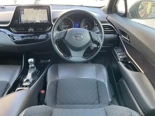 トヨタ Ｃ－ＨＲ G 東京都 2017(平29)年 3.1万km センシュアルレッドマイカ ワンオーナー/純正メモリナビ(NSZT-Y66T)/　(フルセグTV/Bluetooth/SD)/バックカメラ/ビルトインETC2.0/ハーフレザーシート/前席シートヒーター/TOYOTA Safety Sense P/・レーダークルーズ コントロール/・プリクラッシュセーフティ/・レーンディパーチャーアラート/・先行車発進告知機能/・オートマチックハイビーム/ブラインドスポットモニター/横滑り防止機能/スマートキー/純正18インチアルミホイール/純正LEDヘッドライト/純正フロアマット/カーテンエアバック/スペアキー1本/保証書/取扱説明書