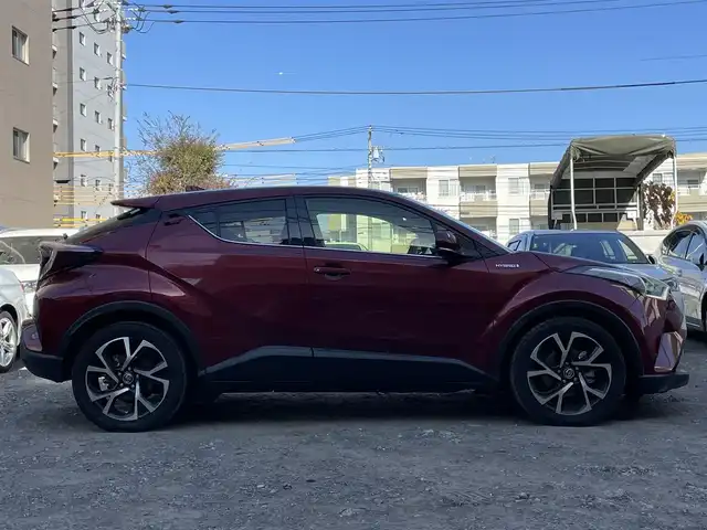 トヨタ Ｃ－ＨＲ G 東京都 2017(平29)年 3.1万km センシュアルレッドマイカ ワンオーナー/純正メモリナビ(NSZT-Y66T)/　(フルセグTV/Bluetooth/SD)/バックカメラ/ビルトインETC2.0/ハーフレザーシート/前席シートヒーター/TOYOTA Safety Sense P/・レーダークルーズ コントロール/・プリクラッシュセーフティ/・レーンディパーチャーアラート/・先行車発進告知機能/・オートマチックハイビーム/ブラインドスポットモニター/横滑り防止機能/スマートキー/純正18インチアルミホイール/純正LEDヘッドライト/純正フロアマット/カーテンエアバック/スペアキー1本/保証書/取扱説明書