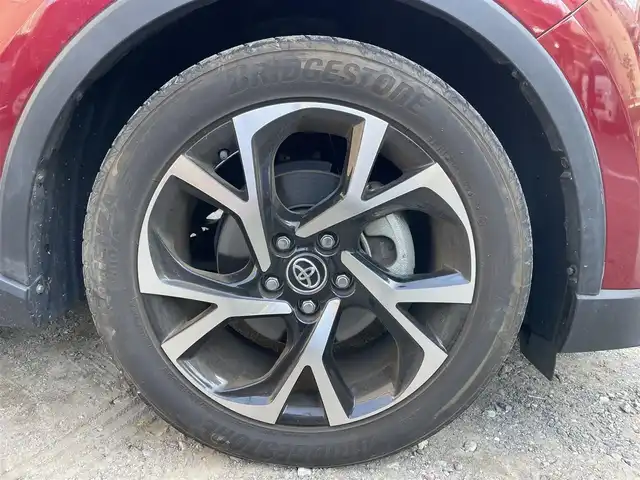 トヨタ Ｃ－ＨＲ G 東京都 2017(平29)年 3.1万km センシュアルレッドマイカ ワンオーナー/純正メモリナビ(NSZT-Y66T)/　(フルセグTV/Bluetooth/SD)/バックカメラ/ビルトインETC2.0/ハーフレザーシート/前席シートヒーター/TOYOTA Safety Sense P/・レーダークルーズ コントロール/・プリクラッシュセーフティ/・レーンディパーチャーアラート/・先行車発進告知機能/・オートマチックハイビーム/ブラインドスポットモニター/横滑り防止機能/スマートキー/純正18インチアルミホイール/純正LEDヘッドライト/純正フロアマット/カーテンエアバック/スペアキー1本/保証書/取扱説明書