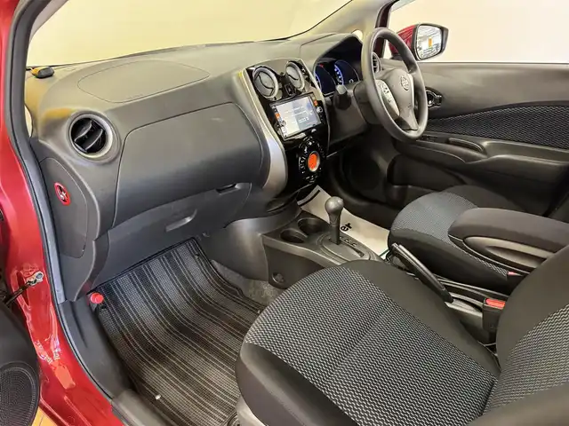 日産 ノート X エアロスタイル 群馬県 2015(平27)年 3万km ラディアントレッド 全方位モニター/車線逸脱警報/ステアリングスイッチ/アームレスト/プッシュスタート/スマートキー/電動格納ミラー/自動防眩ミラー/前方ドライブレコーダー/純正フロアマット/ドアバイザー/ETC